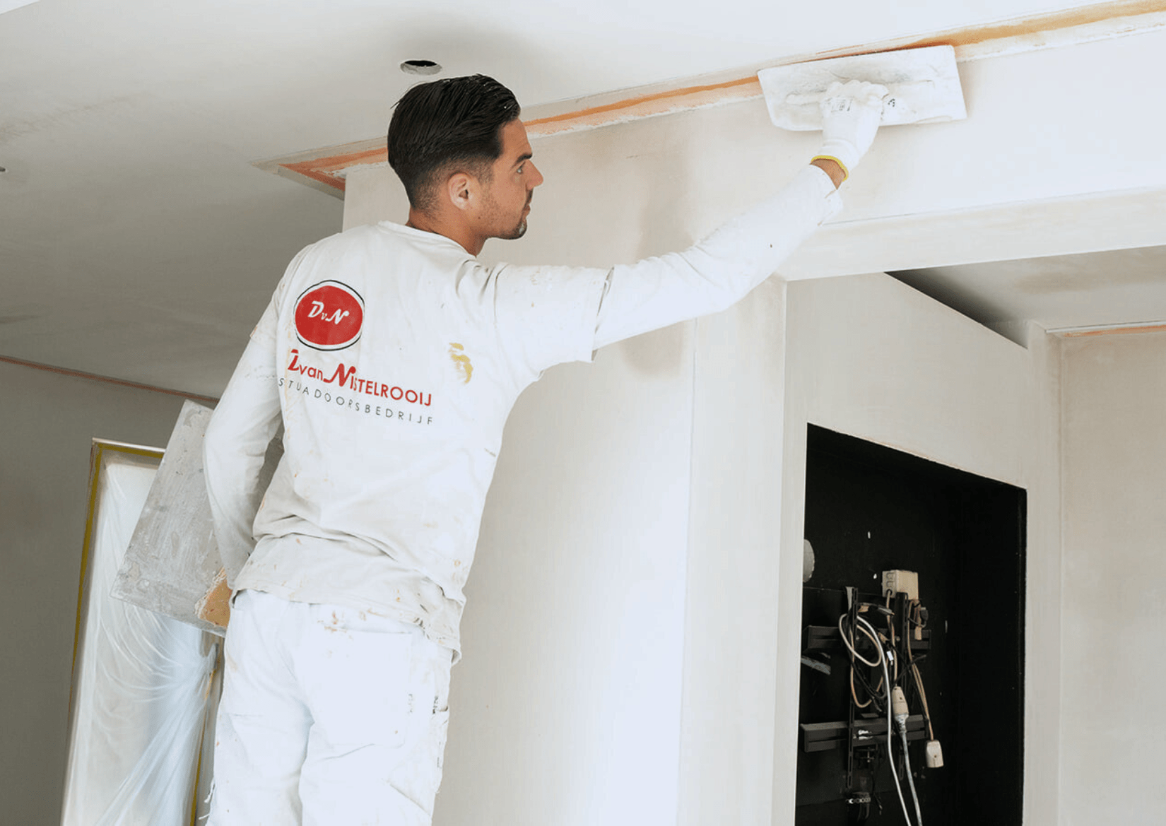 Stukadoor aan het werk aan plafond