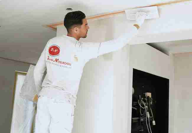 Stukadoor aan het werk aan plafond